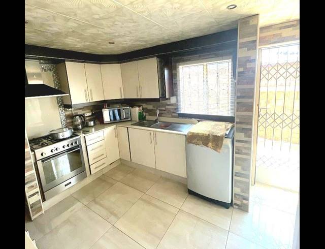 3 BEDROOM HOUSE FOR SALE IN TRENANCE MANOR